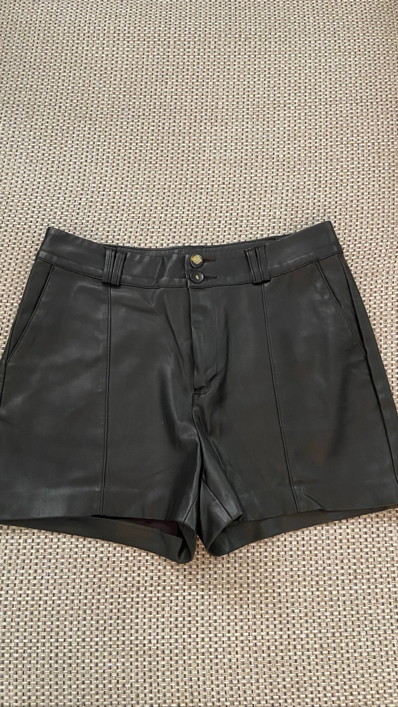 Shorts em similcouro preto tamanho 36 – photo 2